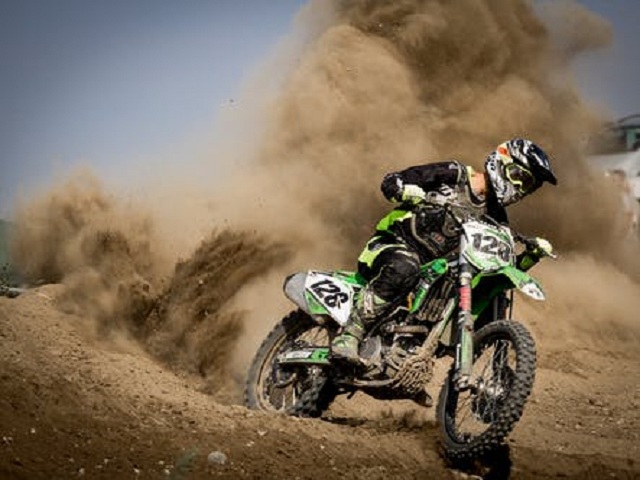 Man som kör en motorcross