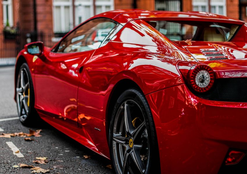 Glänsande röd Ferrari sedd bakifrån