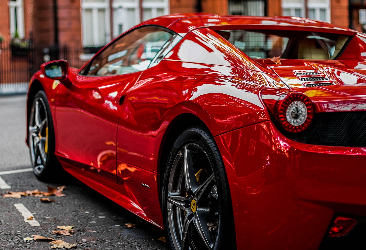 Glänsande röd Ferrari sedd bakifrån